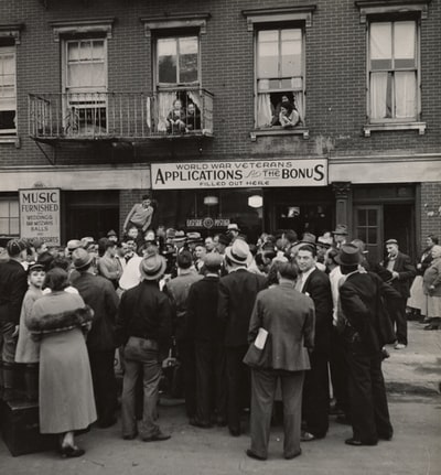 人们站在邮局大楼附近的灰度照片